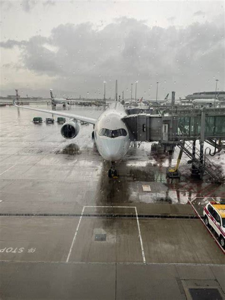 :small_airplane: